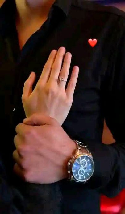 جب تم میری لاکھ محبت کے بعد بھی۔۔۔ 
مجھے نہ مل سکے۔۔
تو میں نے ماہر نفسیات سے رابطہ کیا تھا۔۔۔
اس نے کہا کہ اک ہی طریقہ ہے اس غم سے نکلنے کا۔۔۔۔ 
وہ یہ کہ تم ایسا سمجھو کہ وہ مر چکا ہے۔۔۔
میں یہ سن کر ضبط نہ کر سکی۔۔۔
بھلا تمہاری حفاظت کے واسطے نوافل پڑھنے والی۔۔۔
تم پر آیات الکرسی کا حصار کرنے والی۔۔
تمہاری لمبی عمر کی دعاٸیں رو رو کہ مانگنے والی۔۔۔۔
کیا تمہیں مرا ہوا تصور کر سکتی ہے، کبھی نہیں ناں۔۔۔۔
میں نے ماہر نفسیات کو منع کر دیا۔۔۔۔
کہ نہیں ڈاکٹر صاحب مجھ سے نہیں ہو گا۔۔۔
اس نے کہا جاؤ پھر ساری عمر روتی رہو۔۔۔۔
ہاں! میں ساری عمر روتی رہوں گی۔۔۔
ساری عمر تڑپتی رہوں گی۔۔۔
روتے تڑپتے خود ہی مر جاؤں گی۔۔
لیکن میں تمہیں نہیں مار سکتی۔۔۔
کبھی خیالوں میں بھی نہیں، تصور میں بھی نہیں۔۔۔۔!!!
😍❤️