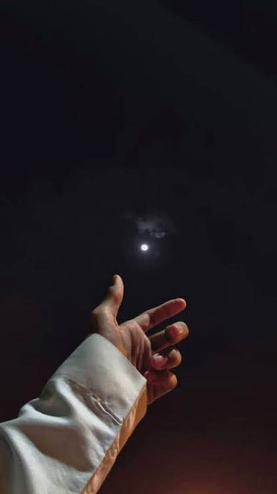 میرے ہی ہاتھوں پر لکھی ہے تقدیر میری
اور میری ہی تقدیر پہ میرا بس نہیں چلتا