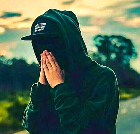 اکیلے ہی گزرتی ہے زندگی💔
صاحب🔥
لوگ تسلیاں تو دیتے ہیں پر ساتھ نہیں🥀