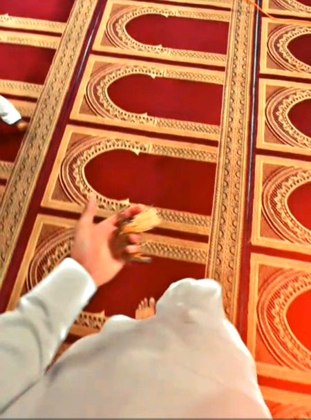 مسجد تو بنا دی شب بھر میں ایماں کی حرارت والوں نے
من اپنا پرانا پاپی ہے برسوں میں نمازی بن نہ سکا