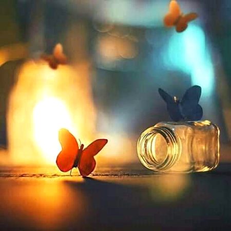 کچھ لوگ ایسے ھوتے ہیں جن سے بات کرنے کو دل بےتاب رہتا ھے ۔ دل چاہتا ہے اُن کے ساتھ ڈھیر سارا وقت گزرے ۔
اور ان کے ساتھ گزرے لمحوں کو ہم
اپنی سانسوں میں قید کر لیں
تم ان لوگوں میں سے ایک ھو میرے لیے