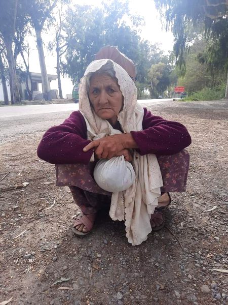 یہ ماں جی پچھلے 3 گھنٹوں سے سوزوکی شوروم کےسامنے مجددی ٹائلز کی دوکان پر بیٹھی ھوئی ھیں۔
اگرکوئی جاننے والا ھو تو رابطہ کریں۔
03133640719