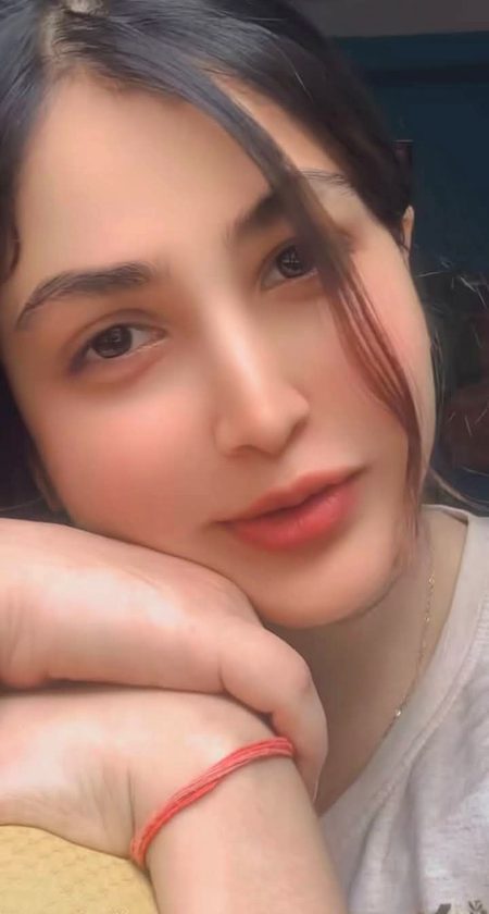مشکُوک عَادتوں سے میرا جی نا کر اُداس..
جی بھر کے مُجھ کو لُوٹ مگر ، اعتبَار سے💔Unzii🥀