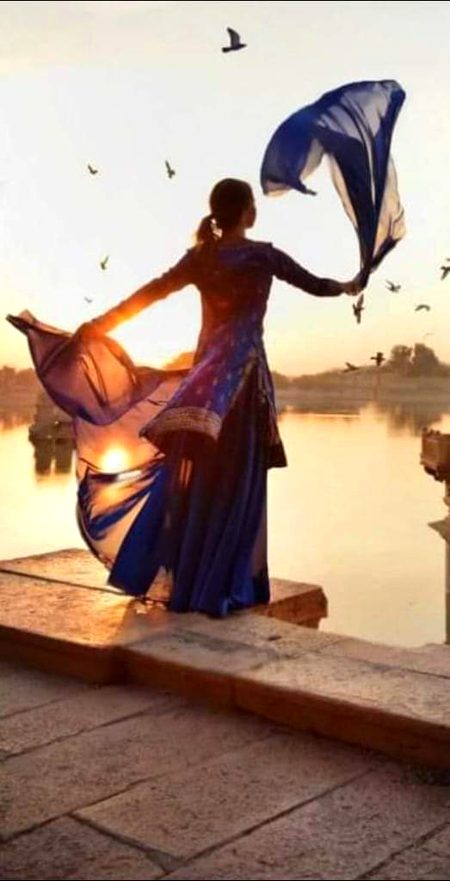 ھم ایسے لوگ ھیں جن کا سکون سے واسطہ کم ھے
ہمارے ساتھ چلنے کی ازیت کون کاٹے گا🔥 Mahii 💔