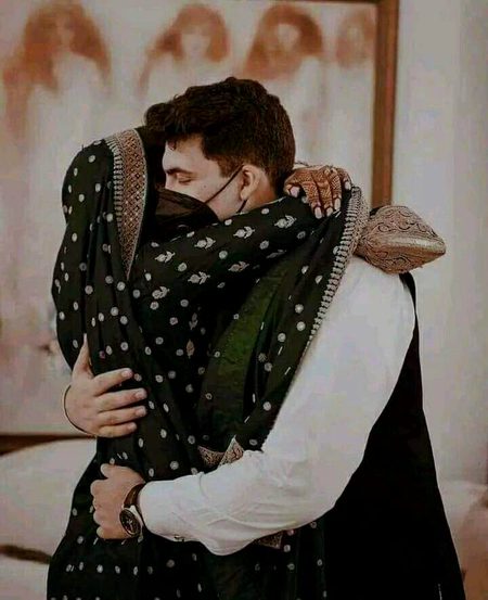 غم کا سایہ بھی سر سے  اتر جائےگا🥀
وقت مشکل سہی پر  گزر جاۓگا
قطرے قطرے سے بنتا ہے دریا سنو
دیر سے ہی مگر سب سنور  جاۓگا
بے عمل ہو کہ کرتا ہے تو وعظ کیوں
وقت ضائع نہ کر بے اثر جاۓگا
اس کا تیرے سوا  ہی بھلا  کون ہے  
تم نے ٹھکڑا دیا تو وہ مر جاۓگا
پھر محبت ادھوری کہانی رہی🥀
ھم نے سوچا نہ تھا وہ مکر جاۓگا🔥 Mahii 💔