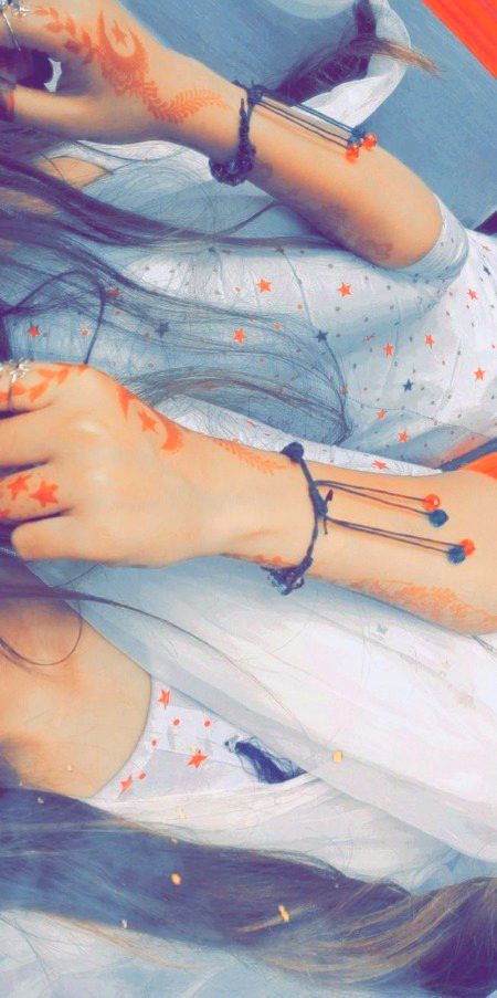 لوگ کہتے ہیں نیچر اور سگنیچر انسان کی دو ایسی چیزیں ہیں جو کبھی نہیں بدل سکتیں مگر میں جانتی ہوں دونوں چیزیں بدل جاتی ہیں دونوں کو بس ایک چوٹ کی مار کافی ہیں انگلی پر چوٹ لگ جائے تو سگنیچر بدل جاتی ہیں اور دل پر چوٹ لگ جائے تو نیچر بدل جاتا ہے زیمی