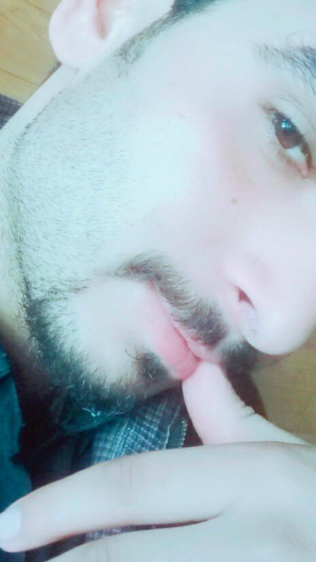 Kyun dikhayen hum apna chehra...
Tum jo unglyan kaat baitho to... .n1 .p1