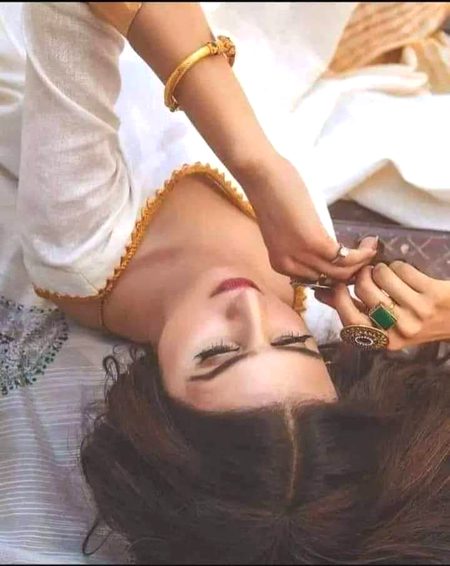 پوچھو نہ طبیبوں سے مرے مرض کے بارے🥀 
لے جاؤ فقط سانس مری اُس کی مہک تک🔥 Mahii 💔