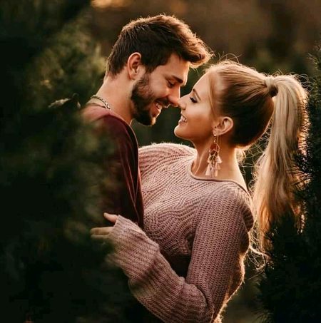 گلے ملنا نہ ملنا تیری مرضی ہے😍❤️ 
تیرے چہرے سے لگ رہا ہے کہ تیرا دل کر رہا ہے💞🙈