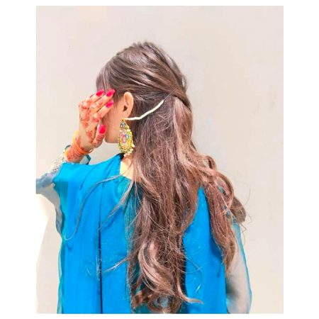میں مغرور سی لڑکی ہوں...
اوروں سے کہتے سنا ہے...
میں انا پرست ہوں...❤🥀
ہاں، میں مغرور ہوں...
میں لوگوں سے کاروباری مسکراہٹ کے ساتھ نہیں مل سکتی!🥀🖤
میں کسی سے بلاوجہ بات نہیں کرتی!
مجھے لوگوں کے معاملات میں دلچسپی لینا پسند نہیں!
میں مفاد کی خاطر لوگوں سے دوستیاں نہیں گانٹھتی!🥀🖤
میں دل میں بات نہیں رکھتی!
میں کسی کے سامنے اچھی نہیں بنتی...🖤🥀
مجھے اپنی حد میں رہنا پسند ہے .... 🔥
اگر اسی کو کہتے ہیں مغرور ہونا
ہاں!!!!!
میں اعتراف کرتی ہوں
میں مغرور ہوں..🥀❣
🖤🖤