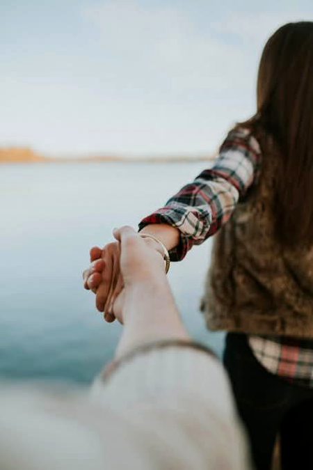 🌷 کانٹوں کی پناہ میں پھول محفوظ تھے
محبت کے دعوے دار آئے— اور کچل گئے