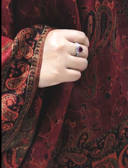 دوست بن کر بھی نہیں ساتھ  نبھانے والا
وہی انداز ہے __ ظالم کا زمانے والا
اب اسے لوگ سمجھتے ہیں گرفتار مرا
سخت نادم ہے مجھے دام میں لانے والا
تم تکلف کو بھی اخلاص سمجھتے ہو فراز
دوست ہوتا نہیں__ ہر ہاتھ ملانے والا