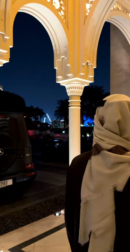 إللي يحبك باكلام حبّه على قدالكلام
واللي يحبك بالفعل حقق لعينه ما فعل