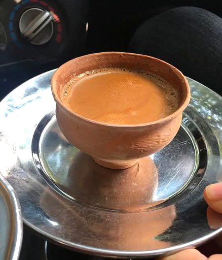 چائے کی خوشبو میں چھپا ہے ترا لمس شاید،
ہر گھونٹ میں دل کی دھڑکن ذرا تیز سی لگتی ہے… ☕💕