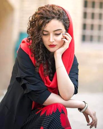 ہائے اس کے ماتھے پہ بکھرے بال
میں یونہی دل ہار گیا دیکھتے دیکھتے