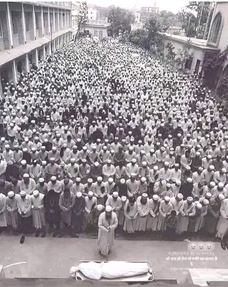 آج شاعری نہیں کچھ سورتیں ورد کرو
آج ہماری طرف شاید__موت کی آمد ہے
انا للّٰہ وانا الیہ راجعون 🥀💔