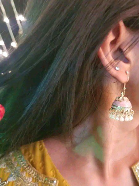 " میں جو روٹھوں تو تُم منانے کو ، اچھے جُھمکے خرید لانا بس ۔"