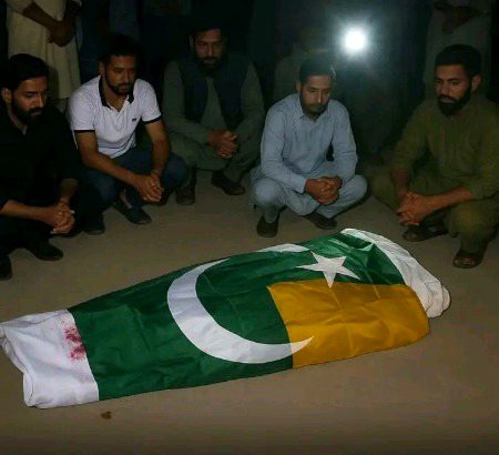 اے حاکم وقت تیرے کردار پہ لعنت
میرا شہر جل رہا ہے میرے لوگ مر رہے ہیں،,🥲