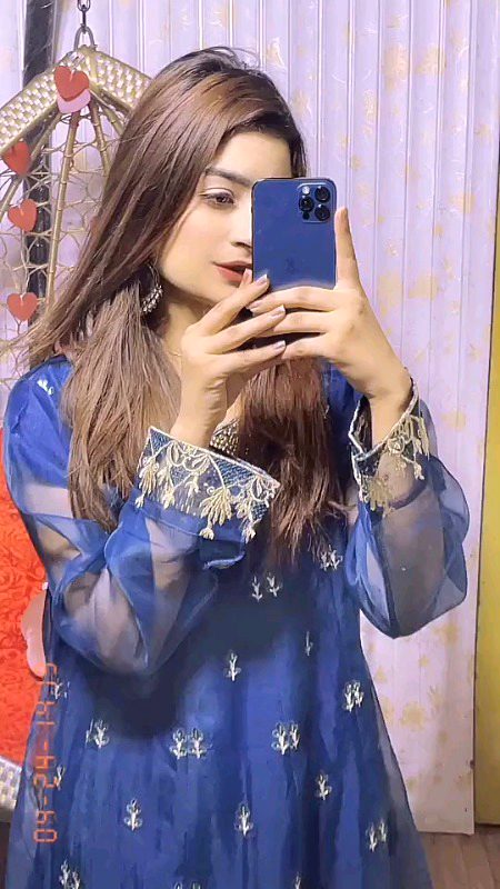 دو چہروں کا بوجھ نہیں اٹھاتی🎭😏  دل نہ ملے تو ہاتھ بھی نہیں ملاتی🔥👑💯
