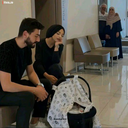 کوئی اپنے ماضی کو دیکھتا ہے
کوئی اپنے مستقبل کو۔