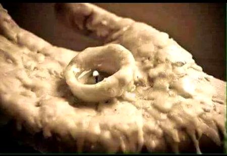 ھاتھ پر رکھ کے موم بتی !!
پھر بتایا کے دل یوں جلتا ہے ....🖤