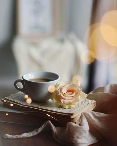 ﺟﺎﻧﺘﮯ ﮨﻮ
ﭼﺎﮰ ﺍﻭﺭ ﭼﺎﮨﺖ
ﺍﯾﮏ ﺟﯿﺴﯽ ﮨﻮﺗﯽ ﮨﯿﮟ
ﻣﻞ ﺟﺎﺋﯿﮟ ﺗﻮ ﺳﮑﻮﻥ
ﻧﮧ ﻣﻠﯿﮟ ﺗﻮ ﺑﮯ ﻗﺮﺍﺭﯼ