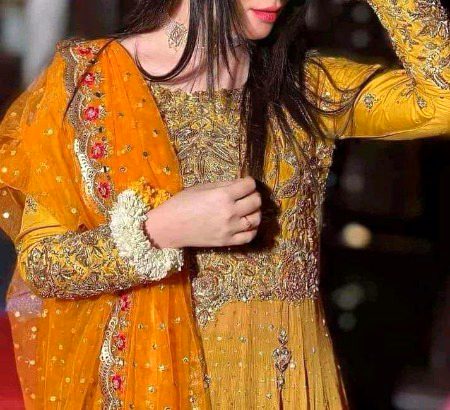 *وہ بالکل چاند کی طرح ہے*
*نور بھی، غرور بھی، دور بھی🔥 Mahii 💔