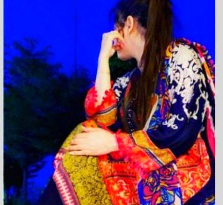 بچھڑ گئے تو موج اڑانا
واپس میرے پاس نہ آنا
جب کوئی جا کر واپس آئے
روئے تڑپے یا پچھتائے میں پھر اسکو ملتی نہیں
ساتھ دوبارہ چلتی نہیں ہوں
گم جاتی ہوں
کھو جاتی ہوں
🔥میں پتھر کی ہو جاتی ہوں
