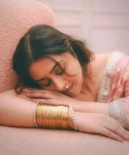 کچھ تجھ کو محبت پر یقین تھا نا وفا پر..
کچھ دکھ مِری تقدیر میں لکھا بھی بہت ہے.
وہ اور ہیں جو چُھو کے تجھے دیکھنا چاہیں.
مجھ کو تو مِرے خواب کی دُنیا بھی بہت ہے💔Unzii🥀