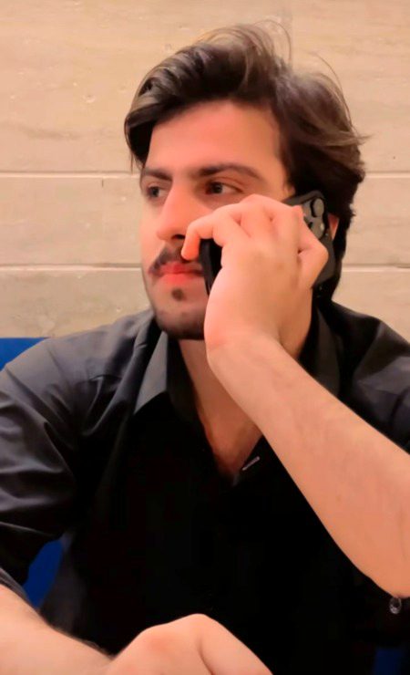 اُلٹی ہی چال چلتے ہیں دیوانگانِ عشق. 
آنکھوں کو بند کرتے ہیں دیدار کے لیے .