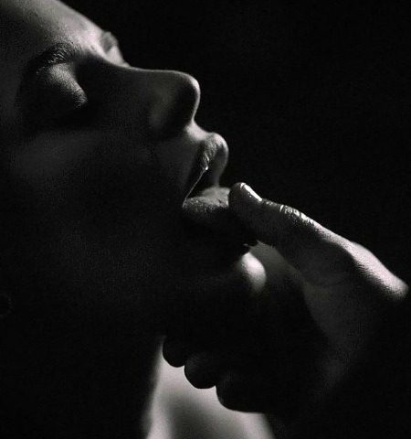 تجھے دیکھ کے جو ملتا ہے 
مسلہ سارا اسی سکون کا ہے