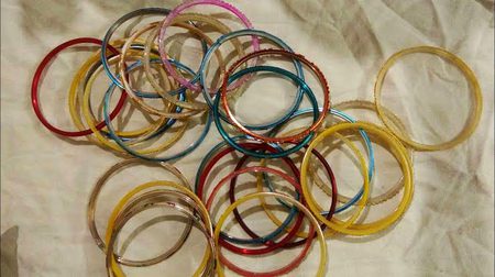 Koiusy btye mn paison py ni
Kanch ki choriyon py mrti hn
Lkin ye tot gai sari kl