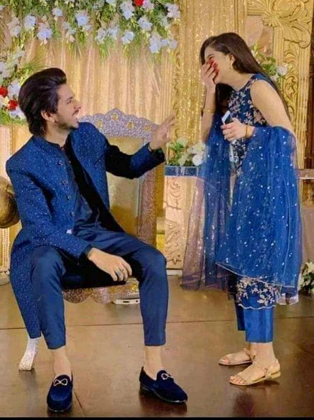 *_وہ ہنستے ہنستے رُکی اور مجھ سے کہن🥀 لگی_مجھے یہ لوگ تمہارا سمجھ رہے ہوں گے🔥 Mahii 💔