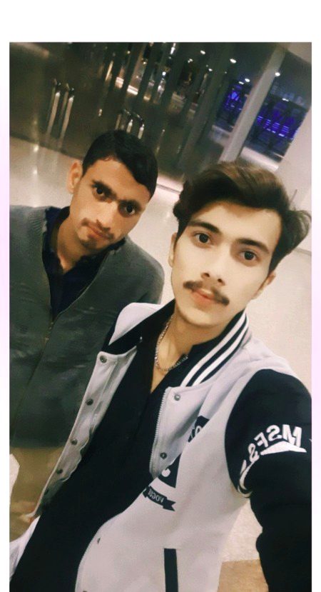 کوئی تو بات ہے دل میں اور اتنی گہری ہے
تیری ہنسی تیری آنکھوں تک نہیں پہنچتی