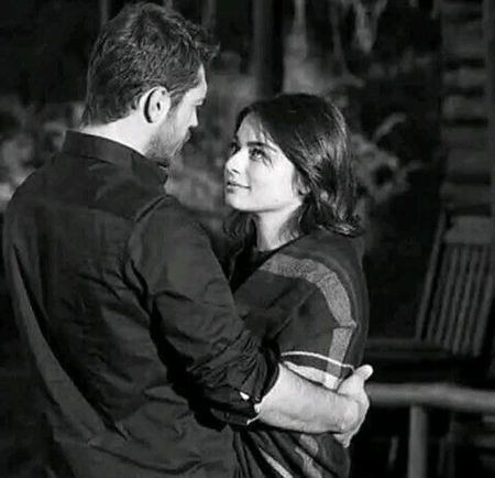 مجھے حسد نہیں ہے، لیکن مجھے یہ پسند نہیں کہ کوئی لڑکا اس سے بات کرے، اسے دیکھے، اس کے ساتھ مذاق کرے، اس کے بارے میں خواب دیکھے، یا اس کے قریب سانس لے_❤💫🙂