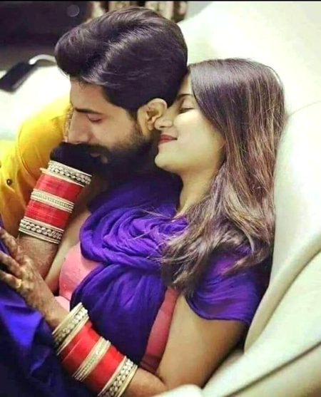 "مجھے عیدی میں کیا دو گے"
وہ
مجھ سے جب بھی ملتی ہے
گلے سے لگ کے کہتی ہے
میں کہتا ھوں "میری جاناں !!
بتاؤ کیا میں دوں تم کو
کوئی کنگن، کوئی بالی
یا کوئی سوٹ مخمل کا"
تو میرے کان میں چپکے سے کہتی ہے "نوازش جی
مجھے اس عید پر کنگن ، کوئی جھمکا نہیں
لینا
اگر دینی ہے تو دے دو
کلائی میرے ہاتھوں میں
جسے میں عمر بھر تھاموں
تمہارے ساتھ چل پاؤں
مجھے تم بن کوئی بھی چیز اب اچھی نہیں لگتی
مجھے عیدی نہیں لینی
میں اب بچی نہیں لگتی🔥 Mahii 💔