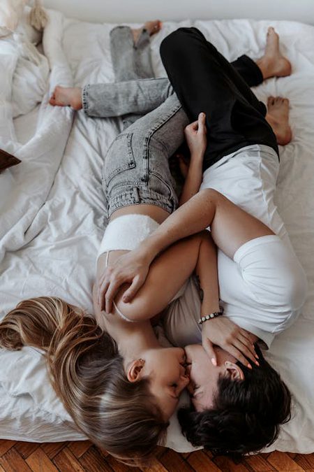 تیری قربت میں یہ سکون ملتا ہے مجھے،جیسے تپتی زمین کو پہلی بارش مل جائے۔ 💧☀️