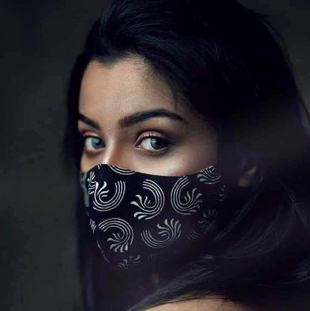 اُن کی آنکھوں نے سہولت ہی نہیں دی ورنہ🥀
کتنا آسان تھا کہنا کہ انھیں چاہتے  ہیں🔥 Mahii 💔