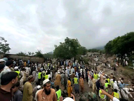 یہی تو قیامت ہے۔۔۔
بونیر کی فضا آج اعلانوں سے لرز رہی ہے۔
پہلا اعلان — قریبی گاؤں کے لوگ آؤ، قبریں کھودنے والے ہاتھ کم پڑ گئے ہیں۔
دوسرا اعلان — کفن ختم ہوگئے ہیں، جو میسر ہوں وہ پہنچاؤ تاکہ کم از کم لاشیں تنہا نہ رہیں۔
تیسرا اعلان — مرنے والوں میں زیادہ تعداد عورتوں کی ہے۔ اے بستی کی بیٹیو! غسل دینے کے لیے ہسپتال پہنچو۔
چوتھا اعلان — Aziz Khan کی صدا، بونیر کے نوجوان ختم ہوگئے ہیں، صوابی اور مردان والو! اپنے جگر کے ٹکڑے دو، ہمارے کندھوں کو سہارا دو، ہماری قبروں کو مٹی دو۔
یہ مناظر، یہ اعلان۔۔۔ کسی سانحے کی نہیں بلکہ قیامت کے اتر آنے کی گواہی دیتے ہیں۔💔💔💔
