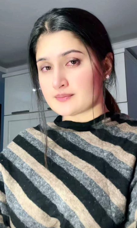 *سنو.....!!!!*
*اسے کہنا۔۔*
.محبتوں میں لی گئیں.
.جھوٹی قسموں کے بڑے کفارے.
ادا کرنے پڑتے ہیں💔Unzii🥀