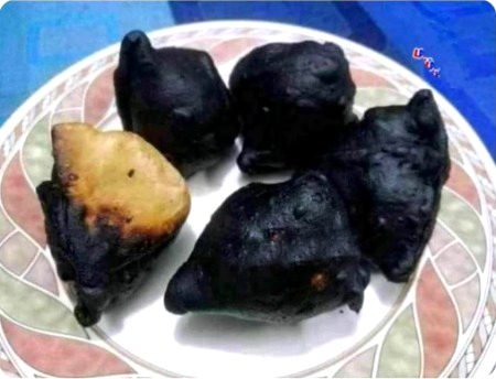 Crispy Chocolate Samosa 
Bss 1 Thora Kacha Reh Gaya.
Follow for more amazing recipes