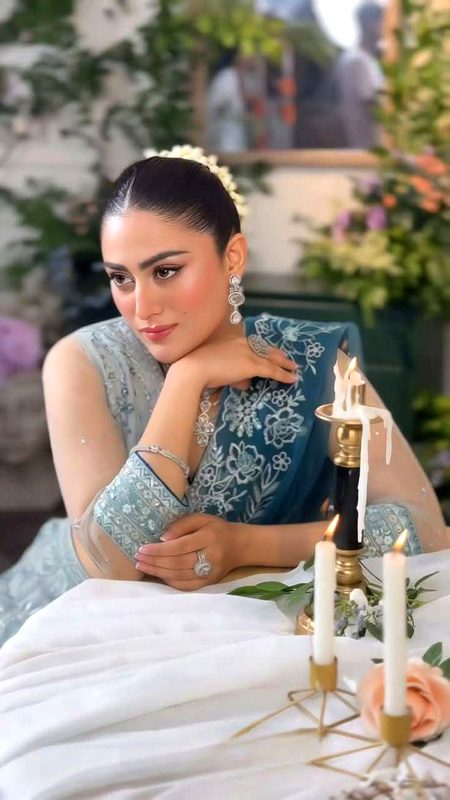 تُمہارے بعد ستارے تو  ٹوٹتے ہیں بہت..
ہمارے پاس مگر مانگنے کو کُچھ بھی نہیں💔Unzii🥀