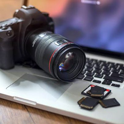 وہ سچ کہتا تھا کہ اُسے میری مسکراہٹ سے پیار ہے
کیونکہ جاتے جاتے وہ میری مسکراہٹ بھی لے گیا..