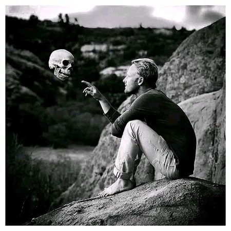 جو ہمیں مطلُوب تھا کسی اور کو عطا ہوا..!!
ہماری دعائیں کسی اور کے بخت سنوار گئیں