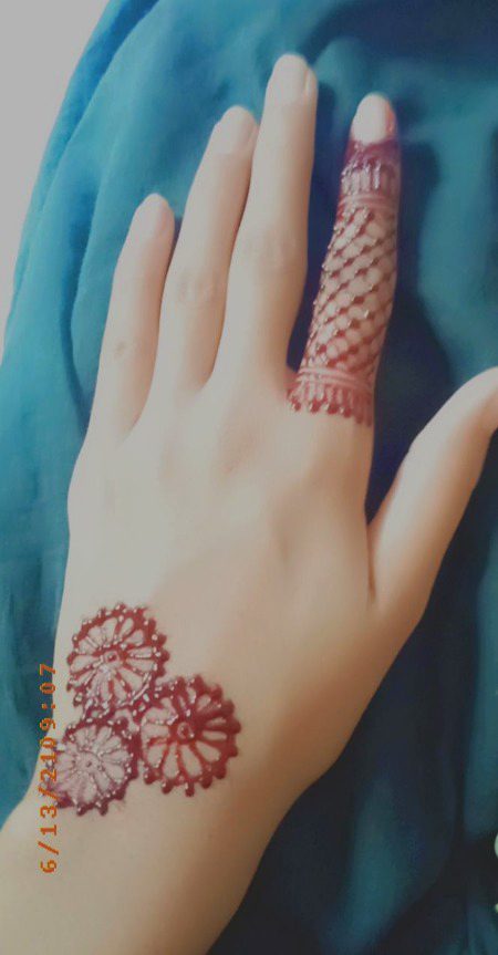 نصیبوں کی وہ ہاری ہوئی لڑکی
رنگ حنا کا گہرا دیکھ ہنس پڑتی ہے
#M@hi ❤️