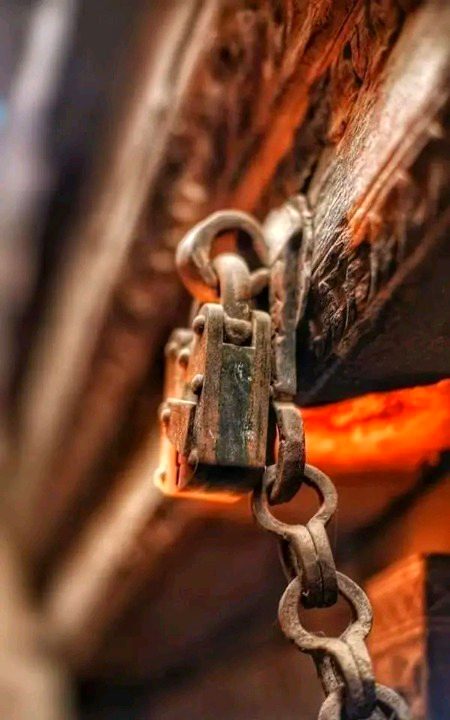 ممکن ہے ایسا وقت ہو۔۔۔ ترتیب وقت میں
دستک کو تیرا ہاتھ بڑھے اور میرا در نہ ہو♠️