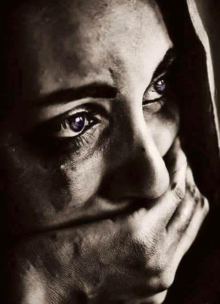 محبت ہار جائےتو🥀
مداوا پھر نہیں ہوتا.
فلک سے بارشیں اتریں 
گلوں پر تتلیاں ٹھہریں 
بہاریں آکے رک جائیں 
چمبیلی جس قدر مہکے 
بلا کا دلنشیں موسم 
کوئی اچھا نہیں لگتا 
ندامت خیز آنکھوں میں 
لہو کے اشک لیکر بھی 
پلٹ کےآنے والا بھی 
کبھی سچا نہیں لگتا
محبت ہار جائےتو مداوا پھر نہیں ہوتا۔🔥 Mahii 💔