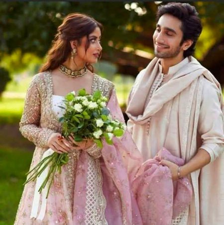 محبت بھیک میں ہرگز نہیں ملتی
محبت دان بھی کوئی نہیں کرتا 
نہ ہی خیرات کرتا ہے 
محبت میں کوئی خوشبو کی طرح ساتھ ہوتا ہے
کسی کے ہاتھ کو تھامے کسی کا ہاتھ ہوتا ہے
محبت ایسی خوشبو ہے
فقط سانسوں میں بستی ہے
محبت تو بہت نازک سا اک احساس ہوتا ہے
کہیں دل کے نہاں خانوں میں رہتا ہے
محبت کا مگر رستہ بہت دشوار ہوتا ہے
بہت پُر خار ہوتا ہے 
محبت تو دعا ہے 
دل کی گہرائی سے اُٹھتی ہے
تو ہونٹوں سے نکلتی ہے
پیاس ہے ایسی کبھی بھی جو نہیں بجھتی
محبت بھیک میں ہرگز نہیں ملتی 
محبت تو دعا ہے
جو کبھی رد نہیں ہوتی
