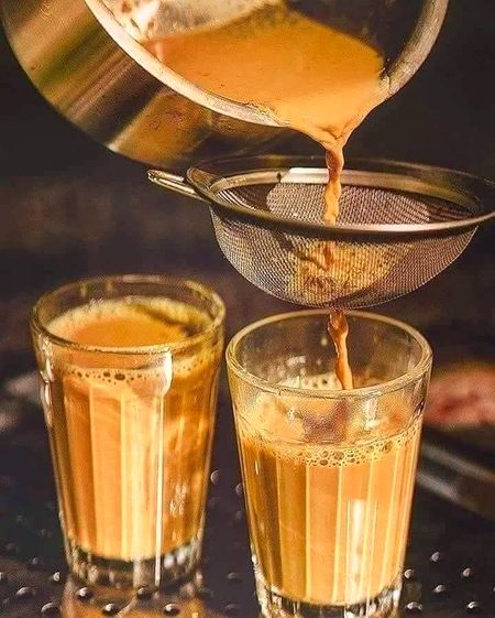 نہ جوس نہ کولڈ ڈرنک نہ لسی نہ روح افزا
افطاری میں دیتی ہے صرف کڑک چائے مزہ