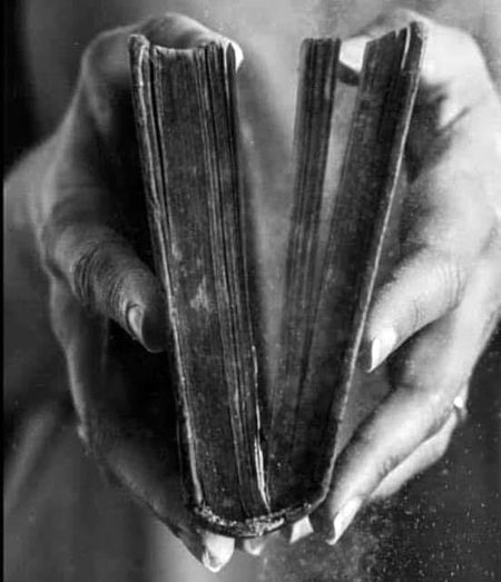 ﺍﺑﮭﯽ ﮐﭽﮫ ﺍﻭﺭ ﭘﮍﮪ ﻟﻮ ﻣﯿﺮﮮ ﻟﻔﻈﻮﮞ ﮐﻮ
ﻣﯿﮟ ﻧﮯ ﺍﮔﻠﮯ ﺍﻭﺭﺍﻕ ۔ﻣﯿﮟ ﻣﺮ ﺟﺎﻧﺎ ﮨﮯ